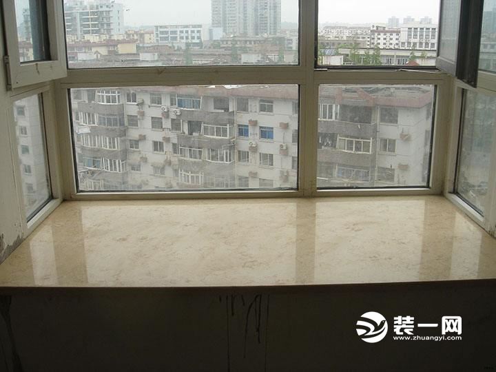 墙砖的原本质量比地砖略逊一筹,但是墙砖不必像地砖一样承受如此重了。也不容易被磕坏,家里的厨房和卫浴可以选择墙砖,这里比较崇尚简谱原始,很多细节装饰不必过于在意,所以用一款质量保证过关的就好,也不必选择过于好的墙砖。 2、大理石窗台 很多人都喜欢在飘窗的台面安上大理石,因为大理石看起来比较舒适美观。
